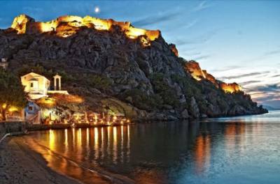 &Lambda;ή&mu;&nu;&omicron;&sigmaf;: &Alpha;&nu;ά&mu;&epsilon;&sigma;&alpha; &sigma;&tau;&omicron;&nu; &mu;ύ&theta;&omicron; &kappa;&alpha;&iota; &sigma;&tau;&eta;&nu; &iota;&sigma;&tau;&omicron;&rho;ί&alpha;