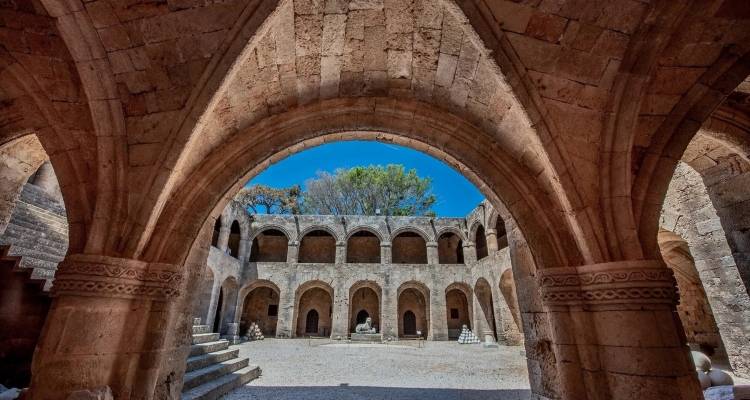 &laquo;Ό&lambda;&eta; &eta; &Epsilon;&lambda;&lambda;ά&delta;&alpha; έ&nu;&alpha;&sigmaf; &pi;&omicron;&lambda;&iota;&tau;&iota;&sigma;&mu;ό&sigmaf;&raquo;: Έ&xi;&iota; &delta;&omega;&rho;&epsilon;ά&nu; &epsilon;&kappa;&delta;&eta;&lambda;ώ&sigma;&epsilon;&iota;&sigmaf; &sigma;&epsilon; &mu;&nu;&eta;&mu;&epsilon;ί&alpha;, &mu;&omicron;&upsilon;&sigma;&epsilon;ί&alpha;, &phi;&rho;&omicron;ύ&rho;&iota;&alpha; -&Pi;ώ&sigmaf; &kappa;&lambda;&epsilon;ί&nu;&omicron;&upsilon;&mu;&epsilon; &theta;έ&sigma;&eta;