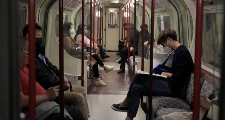 &Eta; &laquo;&upsilon;&pi;&epsilon;&rho;&gamma;&rho;ί&pi;&eta;&raquo; &sigma;&alpha;&rho;ώ&nu;&epsilon;&iota; &tau;&eta; &Beta;&rho;&epsilon;&tau;&alpha;&nu;ί&alpha;: &Alpha;&pi;&epsilon;&iota;&lambda;&epsilon;ί&tau;&alpha;&iota; &eta; &Epsilon;&upsilon;&rho;ώ&pi;&eta; | &Kappa;&rho;&omicron;ύ&sigma;&mu;&alpha;&tau;&alpha; &sigma;&tau;&eta; &Gamma;&alpha;&lambda;&lambda;ί&alpha;, &xi;&epsilon;&pi;&omicron;&upsilon;&lambda;ά&nu;&epsilon; &omicron;&iota; &mu;ά&sigma;&kappa;&epsilon;&sigmaf; &sigma;&tau;&eta;&nu; &Iota;&sigma;&pi;&alpha;&nu;ί&alpha;