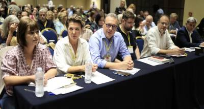 &Sigma;&tau;&alpha; ά&kappa;&rho;&alpha; &eta; &kappa;ό&nu;&tau;&rho;&alpha; &sigma;&tau;&omicron;&nu; &Sigma;&Upsilon;&Rho;&Iota;&Zeta;&Alpha; &epsilon;&nu;ό&psi;&epsilon;&iota; &epsilon;&kappa;&lambda;&omicron;&gamma;ώ&nu; -&Mu;&epsilon;&tau;&alpha;&phi;&omicron;&rho;ά &sigma;&upsilon;&nu;&epsilon;&delta;&rho;ί&omicron;&upsilon; &gamma;&iota;&alpha; 8-10 &Nu;&omicron;&epsilon;&mu;&beta;&rho;ί&omicron;&upsilon;, &alpha;ί&tau;&eta;&mu;&alpha; &gamma;&iota;&alpha; &delta;&iota;&alpha;&gamma;&rho;&alpha;&phi;ή &Kappa;&alpha;&sigma;&sigma;&epsilon;&lambda;ά&kappa;&eta;