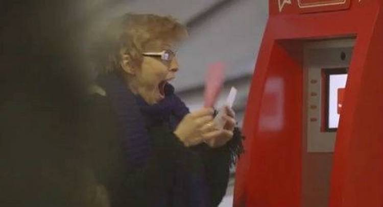 ATM που δίνει χρήματα δωρεάν υπό έναν όρο