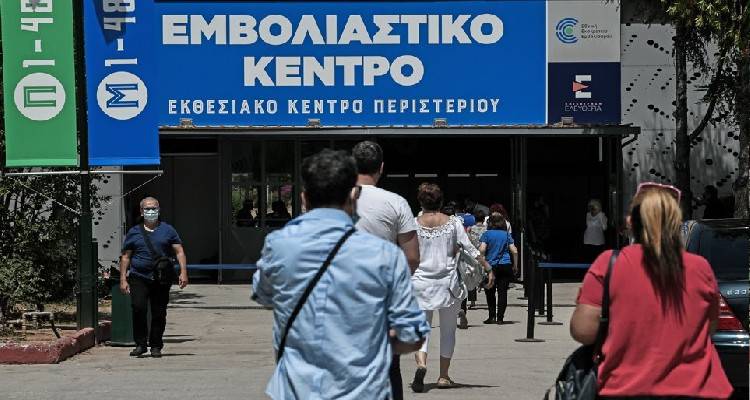 Κορωνοϊός: Αναζωπυρώνεται η κουβέντα για «προνόμια» στους εμβολιασμένους | Τι λένε επιστήμονες και κυβερνητικά στελέχη