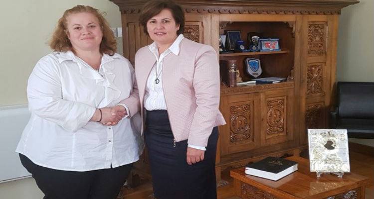 &Eta; &Delta;έ&sigma;&pi;&omicron;&iota;&nu;&alpha; &Kappa;&alpha;&tau;&sigma;&alpha;&nu;έ&rho;&eta; &sigma;&tau;&eta; &theta;έ&sigma;&eta; &tau;&omicron;&upsilon; &pi;&alpha;&rho;&alpha;&iota;&tau;&eta;&theta;έ&nu;&tau;&omicron;&sigmaf; &Gamma;&iota;ώ&rho;&gamma;&omicron;&upsilon; &Zeta;&alpha;&chi;ά&rho;&omega;&phi;