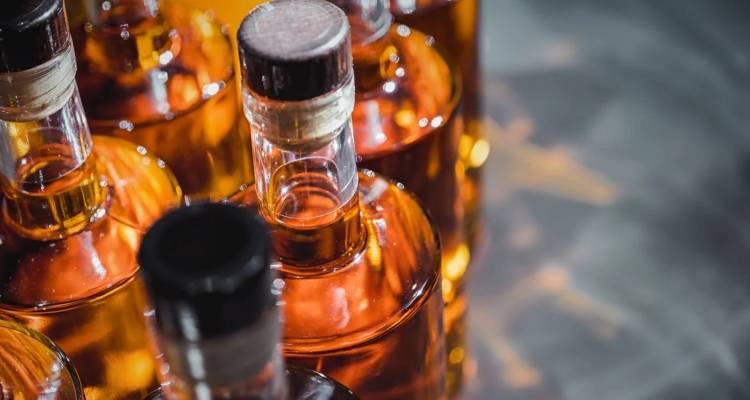 Σε μαγαζί στην Κέρκυρα μοίραζαν σε σφηνάκια τα υπολείμματα ποτών που μάζευαν -Τι έδειξαν έλεγχοι για λαθραία ποτά