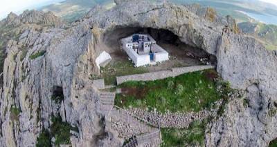 Η Μύρινα υποδέχεται την εικόνα της Παναγιάς του Κάκαβου και φοράει τα γιορτινά της