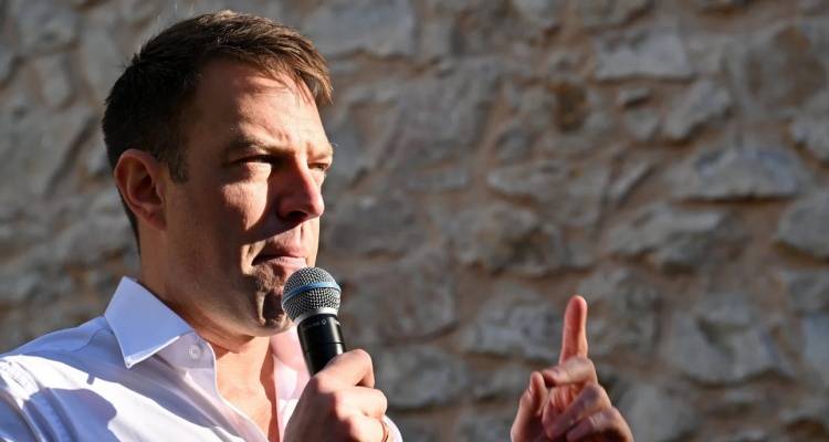 &Omicron; &Sigma;&tau;έ&phi;&alpha;&nu;&omicron;&sigmaf; &Kappa;&alpha;&sigma;&sigma;&epsilon;&lambda;ά&kappa;&eta;&sigmaf; &pi;&alpha;&rho;&alpha;&pi;έ&mu;&pi;&epsilon;&tau;&alpha;&iota; &sigma;&epsilon; &delta;ί&kappa;&eta; &gamma;&iota;&alpha; &pi;&alpha;&rho;ά&beta;&alpha;&sigma;&eta; &tau;&omicron;&upsilon; &nu;ό&mu;&omicron;&upsilon; &pi;&epsilon;&rho;ί &pi;ό&theta;&epsilon;&nu; έ&sigma;&chi;&epsilon;&sigmaf;