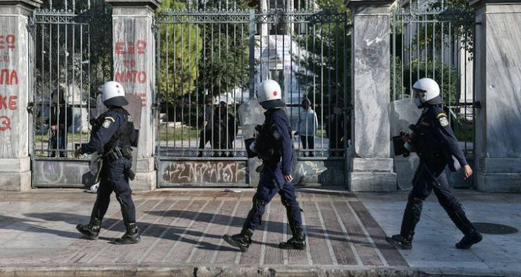 Nέα μέτρα για την επέτειο του Πολυτεχνείου: Απαγόρευση συγκεντρώσεων από 4 άτομα και πάνω | Πρόστιμα μέχρι 5.000 ευρώ