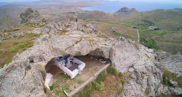 &Lambda;ή&mu;&nu;&omicron;&sigmaf;: &Phi;&omega;&tau;&iota;ά &pi;&rho;&iota;&nu; &alpha;&pi;ό &lambda;ί&gamma;&omicron; &sigma;&tau;&eta;&nu; &Pi;&alpha;&nu;&alpha;&gamma;&iota;ά &tau;&eta;&nu; &Kappa;&alpha;&kappa;&alpha;&beta;&iota;ώ&tau;&iota;&sigma;&sigma;&alpha;