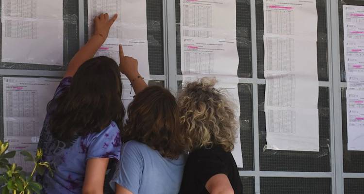 Πανελλαδικές: Οι Μηχανικοί ξεπέρασαν τους Γιατρούς στη Φυσική, πάνω από 18 έγραψαν στην Οικονομία οι τρεις στους δέκα | Πώς θα διαμορφωθούν οι βάσεις εισαγωγής