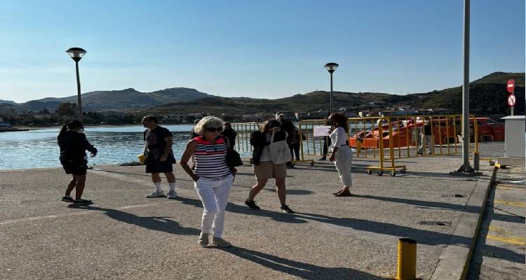 &Kappa;&alpha;&iota; &kappa;&rho;&omicron;&upsilon;&alpha;&zeta;&iota;&epsilon;&rho;ό&pi;&lambda;&omicron;&iota;&omicron; &sigma;ή&mu;&epsilon;&rho;&alpha; &sigma;&tau;&eta; &Lambda;ή&mu;&nu;&omicron;