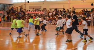 «Έλα να παίξουμε μαζί»: Γιορτή χάντμπολ για παιδιά στο κλειστό Γυμναστήριο «Νίκος Σαμαράς»
