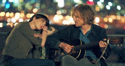 &Eta; &Alpha;nne &Eta;athaway έ&rho;&chi;&epsilon;&tau;&alpha;&iota; &sigma;&tau;&omicron; &laquo;&Mu;&alpha;&rho;&omicron;ύ&lambda;&alpha;&raquo; &mu;&epsilon; &tau;&eta;&nu; &tau;&alpha;&iota;&nu;ί&alpha;  &laquo;Έ&nu;&alpha; &phi;&iota;&lambda;ί &gamma;&iota;&alpha; &tau;&omicron; &tau;έ&lambda;&omicron;&sigmaf;&raquo; (video)