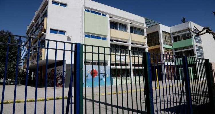 &Kappa;&omicron;&rho;&omega;&nu;&omicron;ϊό&sigmaf;: &Kappa;&lambda;&epsilon;&iota;&sigma;&tau;ά &sigma;&chi;&omicron;&lambda;&epsilon;ί&alpha; έ&omega;&sigmaf; &tau;&iota;&sigmaf; 10 &Mu;&alpha;ΐ&omicron;&upsilon;