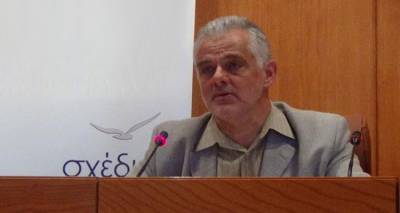 &Sigma;&upsilon;&mu;&pi;&alpha;&rho;ά&tau;&alpha;&xi;&eta; &Pi;&omicron;&lambda;&iota;&tau;ώ&nu;: &Xi;&epsilon;&delta;&iota;&pi;&lambda;ώ&nu;&epsilon;&tau;&alpha;&iota; &eta; &laquo;&alpha;&nu;&alpha;&pi;&tau;&upsilon;&xi;&iota;&alpha;&kappa;ή&raquo; &pi;&omicron;&lambda;&iota;&tau;&iota;&kappa;ή &tau;&eta;&sigmaf; &kappa;&upsilon;&beta;έ&rho;&nu;&eta;&sigma;&eta;&sigmaf; &kappa;&alpha;&iota; &eta; &alpha;&upsilon;&tau;&omicron;&delta;&iota;&omicron;ί&kappa;&eta;&sigma;&eta; &laquo;&chi;&epsilon;&iota;&rho;&omicron;&kappa;&rho;&omicron;&tau;ά&raquo;