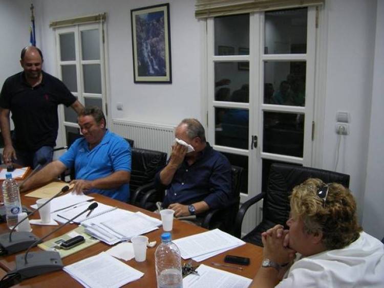 Τα δάκρυα του Χατζηδιαμαντή στο τελευταίο δημοτικό συμβούλιο (photos + mp3)