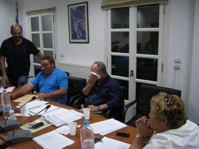 Τα δάκρυα του Χατζηδιαμαντή στο τελευταίο δημοτικό συμβούλιο (photos + mp3)