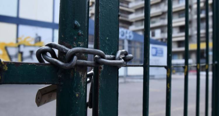 &Kappa;&omicron;&rho;&omega;&nu;&omicron;ϊό&sigmaf;: &Kappa;&lambda;&epsilon;ί&nu;&omicron;&upsilon;&nu; ό&lambda;&alpha; &tau;&alpha; &phi;&rho;&omicron;&nu;&tau;&iota;&sigma;&tau;ή&rho;&iota;&alpha; | M&epsilon; &alpha;&pi;ό&phi;&alpha;&sigma;&eta; &tau;&eta;&sigmaf; &kappa;&upsilon;&beta;έ&rho;&nu;&eta;&sigma;&eta;&sigmaf;