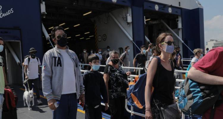 Κορωνοϊός: Ανησυχία για αύξηση κρουσμάτων στην Αττική | Γιατί προβληματίζει το ηλικιακό γκρουπ των 50-60