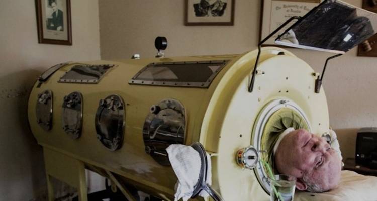 &Pi;&omicron;&lambda; &Alpha;&lambda;&epsilon;&xi;ά&nu;&tau;&epsilon;&rho;: &Chi;&tau;&upsilon;&pi;ή&theta;&eta;&kappa;&epsilon; &sigma;&tau;&alpha; έ&xi;&iota; &tau;&omicron;&upsilon; &alpha;&pi;ό &pi;&omicron;&lambda;&iota;&omicron;&mu;&upsilon;&epsilon;&lambda;ί&tau;&iota;&delta;&alpha; &kappa;&alpha;&iota; &zeta;&epsilon;&iota; 70 &chi;&rho;ό&nu;&iota;&alpha; &mu;έ&sigma;&alpha; &sigma;&epsilon; &laquo;&sigma;&iota;&delta;&epsilon;&rho;έ&nu;&iota;&omicron; &pi;&nu;&epsilon;ύ&mu;&omicron;&nu;&alpha;&raquo;