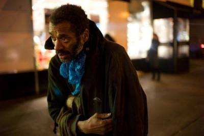 Παραμένει ξυπόλυτος παρά το δώρο του αστυνομικού