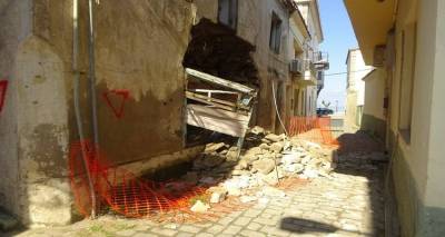 Κατέρρευσε τμήμα παλιάς οικίας στη Μύρινα που είχε χτυπηθεί από το σεισμό του Μαΐου.