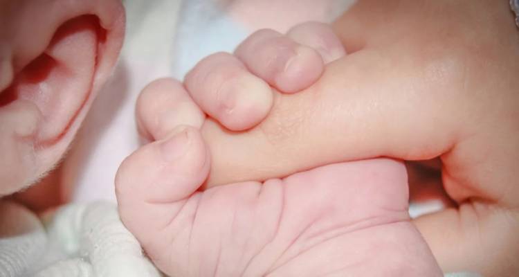 Θεσσαλονίκη: Γονείς άφησαν βρέφος να κλαίει στο μπαλκόνι με κλειστές τις μπαλκονόπορτες και πήγαν για ύπνο