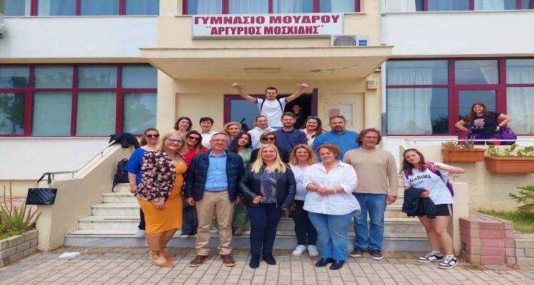 Ο συγγραφέας Παναγιώτης Δημητρόπουλος στο Γυμνάσιο Μούδρου με τον "Φάρο"