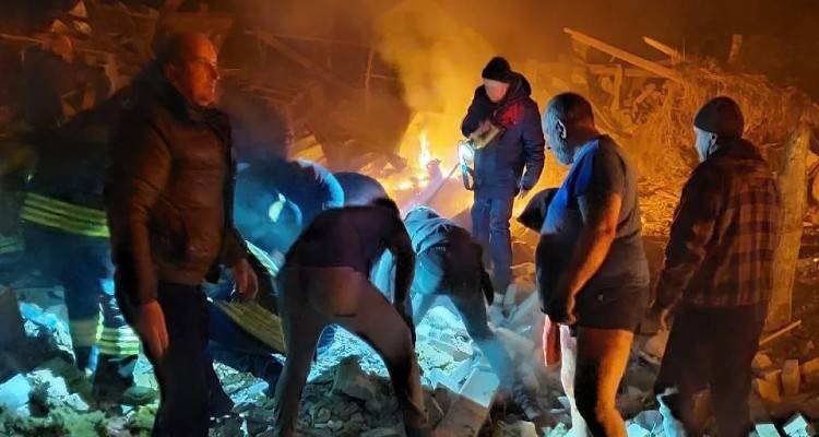 Εισβολή στην Ουκρανία: Σφίγγει ο κλοιός στις μεγάλες πόλεις, επίθεση από 3 μέτωπα | Αλεξιπτωτιστές στο Χάρκοβο