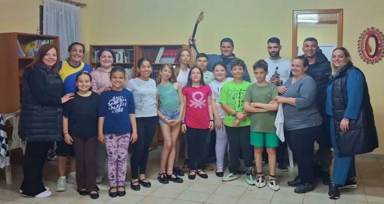 &Tau;&alpha; &laquo;&pi;&alpha;&iota;&delta;&iota;ά&raquo; &tau;&omega;&nu; &Tau;&sigma;&iota;&mu;&alpha;&nu;&delta;&rho;ί&omega;&nu; &tau;&alpha;&xi;&iota;&delta;&epsilon;ύ&omicron;&upsilon;&nu; &sigma;&tau;&eta;&nu; &Kappa;&omicron;&mu;&omicron;&tau;&eta;&nu;ή | &Mu;&alpha;&zeta;ί &tau;&omicron;&upsilon;&sigmaf; &omicron; &Delta;&eta;&mu;ή&tau;&rho;&eta;&sigmaf; &Mu;&alpha;&upsilon;&rho;ά&kappa;&eta;&sigmaf; &kappa;&alpha;&iota; &omicron; &Mu;&alpha;&rho;ί&nu;&omicron;&sigmaf; &Kappa;&epsilon;&phi;ά&lambda;&alpha;&sigmaf;