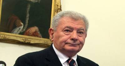 &Kappa;&alpha;&tau;&alpha;&pi;έ&lambda;&tau;&eta;&sigmaf; &omicron; &epsilon;&iota;&sigma;&alpha;&gamma;&gamma;&epsilon;&lambda;έ&alpha;&sigmaf; &sigma;&tau;&eta; &delta;ί&kappa;&eta; &gamma;&iota;&alpha; &tau;&omicron;&nu; &theta;ά&nu;&alpha;&tau;&omicron; &Beta;&alpha;&lambda;&upsilon;&rho;ά&kappa;&eta;, &zeta;ή&tau;&eta;&sigma;&epsilon; &tau;&eta;&nu; &epsilon;&nu;&omicron;&chi;ή &tau;&omega;&nu; &delta;ύ&omicron; &psi;&alpha;&rho;ά&delta;&omega;&nu;: &laquo;&Tau;&omicron;&nu; &chi;&tau;ύ&pi;&eta;&sigma;&alpha;&nu; &mu;&epsilon; &kappa;&omicron;&nu;&tau;ά&rho;&iota; &kappa;&alpha;&iota; &tau;&omicron;&nu; &epsilon;&gamma;&kappa;&alpha;&tau;έ&lambda;&epsilon;&iota;&psi;&alpha;&nu; &alpha;&beta;&omicron;ή&theta;&eta;&tau;&omicron; &sigma;&tau;&eta; &theta;ά&lambda;&alpha;&sigma;&sigma;&alpha;&raquo;