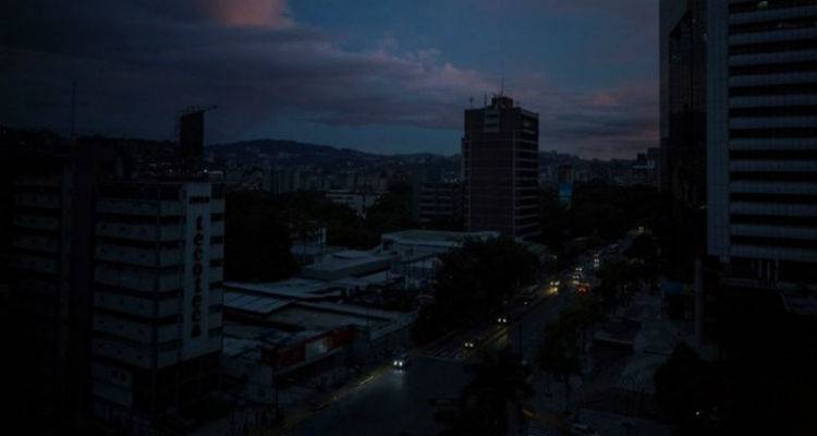 Βενεζουέλα: Στο σκοτάδι η μισή χώρα | Για επίθεση έκανε λόγο ο Μαδούρο