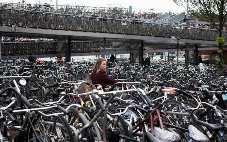 Κομφούζιο στο Αμστερνταμ από 880.000 ποδήλατα