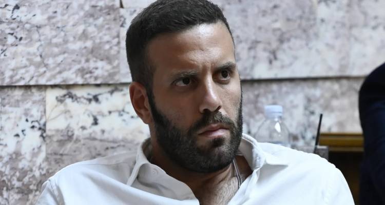 &Alpha;&delta;&iota;&alpha;&nu;ό&eta;&tau;&omicron;: &Omicron; &Nu;ί&kappa;&omicron;&sigmaf; &Pi;&alpha;&pi;&pi;ά&sigmaf; &chi;&tau;ύ&pi;&eta;&sigma;&epsilon; &delta;&eta;&mu;&omicron;&sigma;&iota;&omicron;&gamma;&rho;ά&phi;&omicron; &sigma;&tau;&omicron; &Sigma;&tau;&rho;&alpha;&sigma;&beta;&omicron;ύ&rho;&gamma;&omicron; | &Omicron; &Phi;ά&mu;&epsilon;&lambda;&omicron;&sigmaf; &tau;&omicron;&nu; &delta;&iota;&alpha;&gamma;&rho;ά&phi;&epsilon;&iota;, &epsilon;&kappa;&tau;ό&sigmaf; &epsilon;&upsilon;&rho;&omega;&omicron;&mu;ά&delta;&alpha;&sigmaf; &Sigma;&Upsilon;&Rho;&Iota;&Zeta;&Alpha;