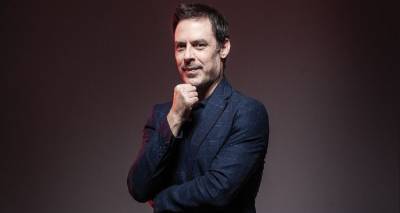 &Kappa;. &Kappa;ά&pi;&pi;&alpha;&sigmaf;: &laquo;&Eta; &Lambda;ή&mu;&nu;&omicron;&sigmaf; &epsilon;ί&nu;&alpha;&iota; έ&nu;&alpha; &nu;&eta;&sigma;ί &pi;&omicron;&upsilon; &mu;&epsilon; έ&chi;&epsilon;&iota; &sigma;&eta;&mu;&alpha;&delta;έ&psi;&epsilon;&iota;. &Chi;&alpha;ί&rho;&omicron;&mu;&alpha;&iota; &pi;&omicron;&upsilon; &epsilon;&pi;&iota;&sigma;&tau;&rho;έ&phi;&omega;&raquo; (audio)