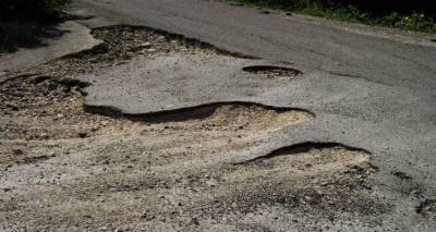 Λακκούβες στους δρόμους της Λήμνου | «Λαβωμένα» και οχήματα του Δήμου