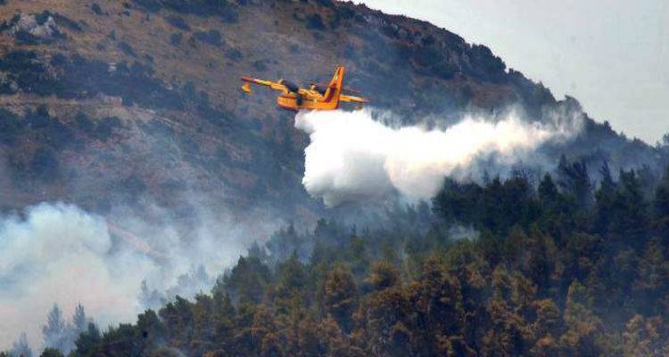 &Mu;&epsilon;&gamma;ά&lambda;&eta; &phi;&omega;&tau;&iota;ά &sigma;&tau;&eta;&nu; &Lambda;έ&sigma;&beta;&omicron; | &Alpha;&pi;&epsilon;&iota;&lambda;ή&theta;&eta;&kappa;&alpha;&nu; &sigma;&pi;ί&tau;&iota;&alpha;