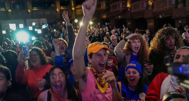 Πανηγυρίζουν Ομπάμα, Χίλαρι και Σάντερς μετά τα εκλογικά αποτελέσματα | Ελπίδες για «comeback» των Δημοκρατικών