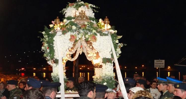 Σε κλίμα κατάνυξης η περιφορά των επιταφίων της Μύρινας (photos)