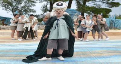 &Sigma;&upsilon;&mu;&mu;&epsilon;&tau;&omicron;&chi;ή &sigma;&epsilon; &delta;&iota;&epsilon;&theta;&nu;έ&sigmaf; &theta;&epsilon;&alpha;&tau;&rho;&iota;&kappa;ό &phi;&epsilon;&sigma;&tau;&iota;&beta;ά&lambda; &gamma;&iota;&alpha; &tau;&omicron; &Gamma;&upsilon;&mu;&nu;ά&sigma;&iota;&omicron; &Lambda;&iota;&beta;&alpha;&delta;&omicron;&chi;&omega;&rho;ί&omicron;&upsilon; &Lambda;ή&mu;&nu;&omicron;&upsilon; (photos)