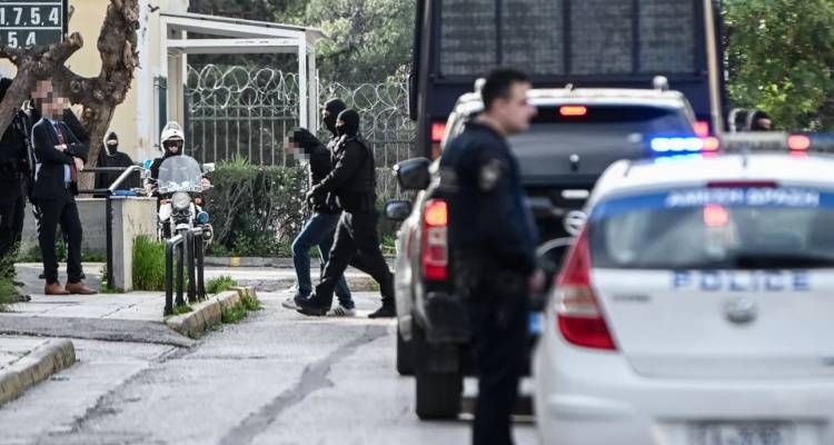 &Sigma;&tau;&omicron;&nu; &alpha;&nu;&alpha;&kappa;&rho;&iota;&tau;ή 6 &alpha;&pi;ό &tau;&omicron;&upsilon;&sigmaf; 10 &sigma;&upsilon;&lambda;&lambda;&eta;&phi;&theta;έ&nu;&tau;&epsilon;&sigmaf; &gamma;&iota;&alpha; &tau;&eta; &laquo;&Sigma;ύ&mu;&pi;&rho;&alpha;&xi;&eta; &Epsilon;&kappa;&delta;ί&kappa;&eta;&sigma;&eta;&sigmaf;&raquo;