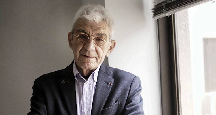 &Pi;έ&theta;&alpha;&nu;&epsilon; &sigma;&epsilon; &eta;&lambda;&iota;&kappa;ί&alpha; 82 &epsilon;&tau;ώ&nu; &omicron; &pi;&rho;ώ&eta;&nu; &delta;ή&mu;&alpha;&rho;&chi;&omicron;&sigmaf; &Theta;&epsilon;&sigma;&sigma;&alpha;&lambda;&omicron;&nu;ί&kappa;&eta;&sigmaf;, &Gamma;&iota;ά&nu;&nu;&eta;&sigmaf; &Mu;&pi;&omicron;&upsilon;&tau;ά&rho;&eta;&sigmaf;