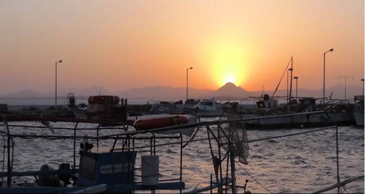 &Lambda;ή&mu;&nu;&omicron;&sigmaf;: "&Tau;&omicron; &nu;&eta;&sigma;ί &pi;&omicron;&upsilon; &kappa;&rho;ύ&beta;&epsilon;&iota; &tau;&iota;&sigmaf; &omicron;&mu;&omicron;&rho;&phi;&iota;έ&sigmaf; ό&lambda;&omicron;&upsilon; &tau;&omicron;&upsilon; &kappa;ό&sigma;&mu;&omicron;&upsilon;" (video)