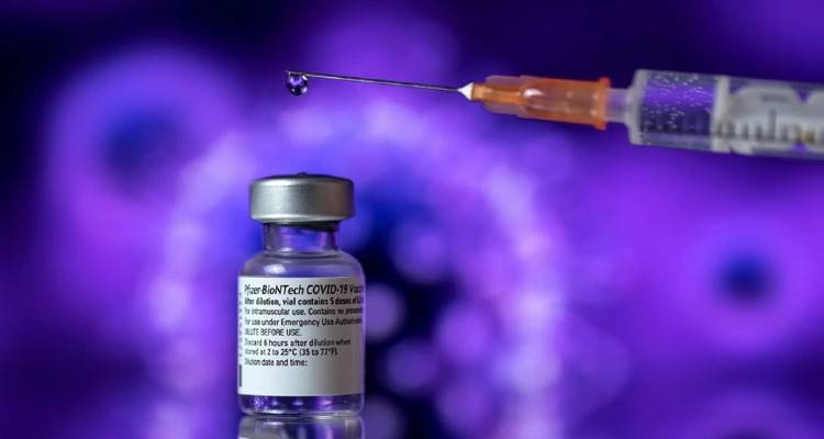 Pfizer: Το εμβόλιο έχει μειωμένη αποτελεσματικότητα με τον χρόνο – «Πράσινο φως» στην τρίτη δόση