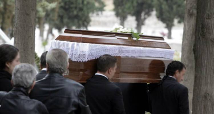 &Lambda;ή&mu;&nu;&omicron;&sigmaf;: Ά&nu;&tau;&rho;&alpha;&sigmaf; έ&phi;&upsilon;&gamma;&epsilon; &alpha;&pi;ό &tau;&eta; &zeta;&omega;ή &tau;&eta;&nu; ώ&rho;&alpha; &tau;&eta;&sigmaf; &tau;&alpha;&phi;ή&sigmaf; &gamma;&upsilon;&nu;&alpha;ί&kappa;&alpha;&sigmaf;