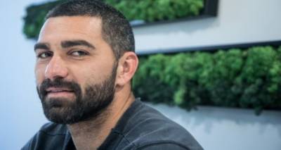 &Mu;&alpha;&tau;&theta;&alpha;ί&omicron;&sigmaf; &Mu;&alpha;&rho;&omicron;&upsilon;&kappa;ά&kappa;&eta;&sigmaf;: "&Mu;ό&lambda;&iota;&sigmaf; &kappa;&rho;&epsilon;&mu;ά&sigma;&omega; &tau;&alpha; &pi;&alpha;&pi;&omicron;ύ&tau;&sigma;&iota;&alpha; &mu;&omicron;&upsilon; &theta;&alpha; &pi;ά&omega; &pi;ί&sigma;&omega; &sigma;&tau;&omicron; &nu;&eta;&sigma;ί &pi;&omicron;&upsilon; &mu;&epsilon;&gamma;ά&lambda;&omega;&sigma;&alpha;, &tau;&eta; &Lambda;ή&mu;&nu;&omicron;"