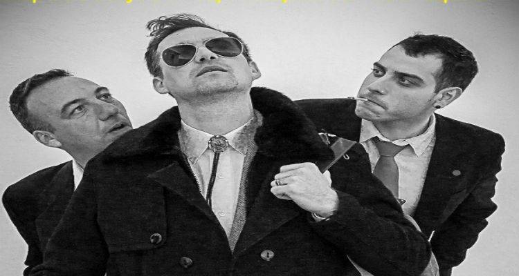 &Omicron; &Mu;&Epsilon;&Alpha;&Sigma; &Lambda;ή&mu;&nu;&omicron;&upsilon; &pi;&alpha;&rho;&omicron;&upsilon;&sigma;&iota;ά&zeta;&epsilon;&iota; &tau;&eta;&nu; &kappa;&omega;&mu;&omega;&delta;ί&alpha; &tau;&omicron;&upsilon; &Alpha;&rho;&kappa;ά: &laquo;&Epsilon;&Chi;&Theta;&Rho;&Omicron;&Iota; &Epsilon;&Xi; &Alpha;&Iota;&Mu;&Alpha;&Tau;&Omicron;&Sigma;&raquo;