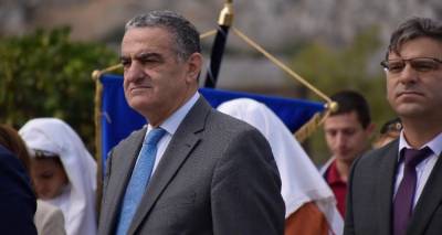 &Chi;. &Alpha;&theta;&alpha;&nu;&alpha;&sigma;ί&omicron;&upsilon;: &laquo;&Chi;&rho;ό&nu;&iota;&alpha; &pi;&omicron;&lambda;&lambda;ά, &eta; &pi;&alpha;&tau;&rho;ί&delta;&alpha; &pi;&rho;&omicron;&sigma;&beta;&lambda;έ&pi;&epsilon;&iota; &sigma;&rsquo; &epsilon;&mu;ά&sigmaf;&raquo;.