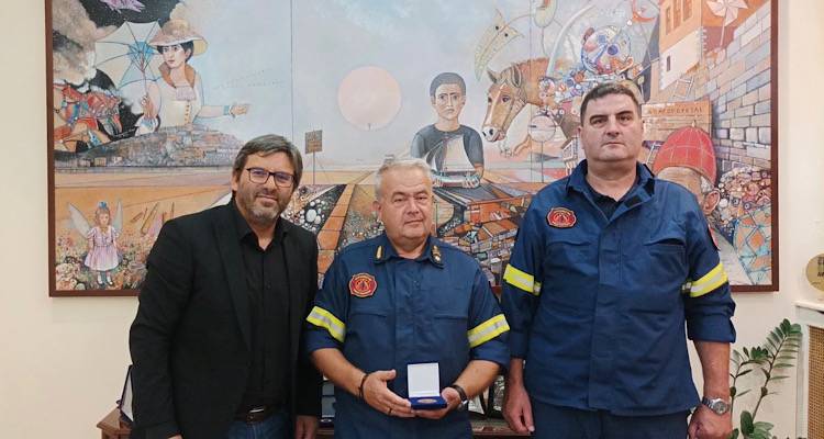 Συνάντηση Μαρινάκη με τον διοικητή Πυροσβεστικών Υπηρεσιών Βορείου, Νοτίου Αιγαίου και Κρήτης Κ. Δαδούση