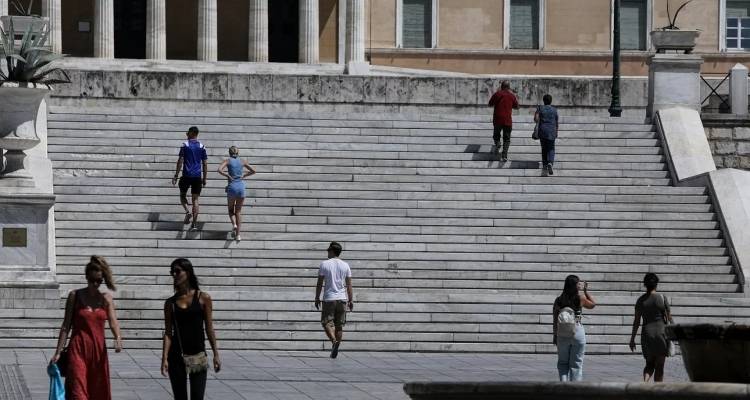 &Tau;&alpha; &delta;ύ&omicron; &mu;έ&tau;&omega;&pi;&alpha; &sigma;&tau;&eta;&nu; &omicron;&iota;&kappa;&omicron;&nu;&omicron;&mu;ί&alpha;: &Mu;&epsilon;&iota;ώ&sigma;&epsilon;&iota;&sigmaf; &phi;ό&rho;&omega;&nu; &kappa;&alpha;&iota; &eta; &mu;ά&chi;&eta; &kappa;&alpha;&tau;ά &tau;&eta;&sigmaf; &alpha;&kappa;&rho;ί&beta;&epsilon;&iota;&alpha;&sigmaf; &sigma;&tau;&omicron; &tau;&rho;&alpha;&pi;έ&zeta;&iota; &epsilon;&nu; ό&psi;&epsilon;&iota; &Delta;&Epsilon;&Theta;