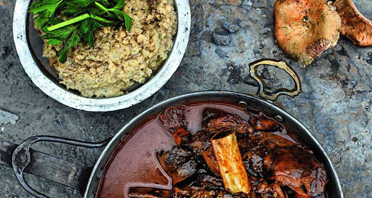 Ο «Γαστρονόμος» προτείνει: Μοσχαρίσια στηθοπλευρά στη γάστρα με πουρέ από ασπρομύτικα φασόλια Λήμνου